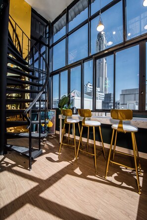 Familienstudio, Mehrere Betten, Terrasse, zum Garten hin | Essbereich im Zimmer