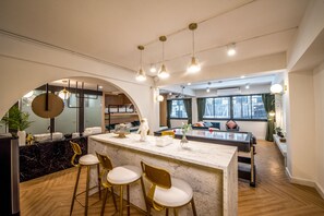 Familienzimmer, Mehrere Betten (Pool Table) | Essbereich im Zimmer