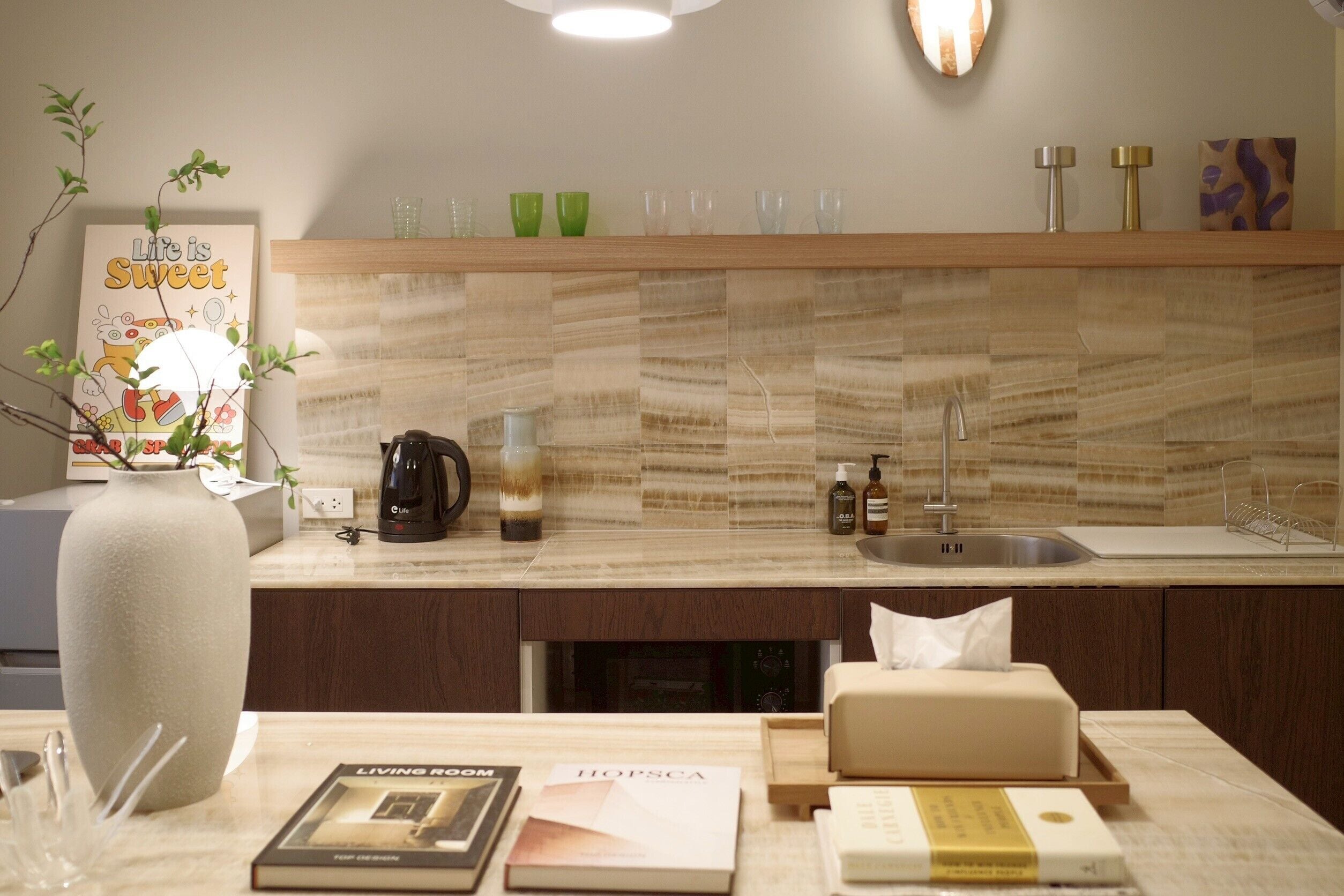 Suite – design, 2 soverom, balkong | Oppholdsområde | En 47-tommers LED-TV med kabel-kanaler samt TV og peis