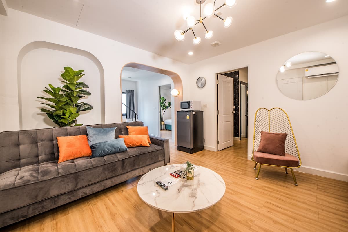 Junior suite, 2 slaapkamers, terras, tuin | Woonkamer | Een 47-inch ledtelevisie met kabelzenders en een televisie