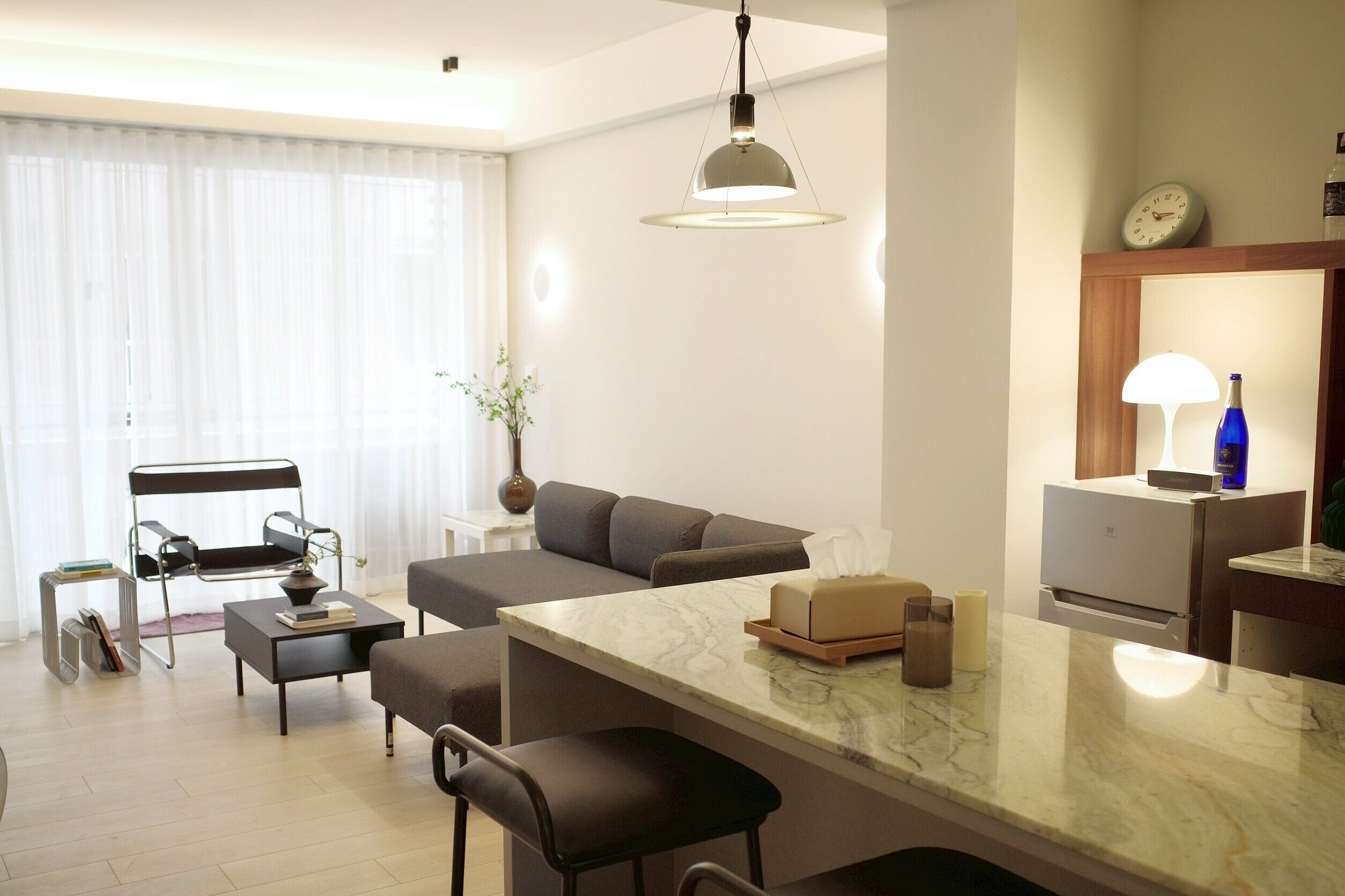 Suite – design, 2 soverom, balkong | Eget kjøkken | Minikjøleskap, mikrobølgeovn, kaffetrakter/tekoker og vannkoker