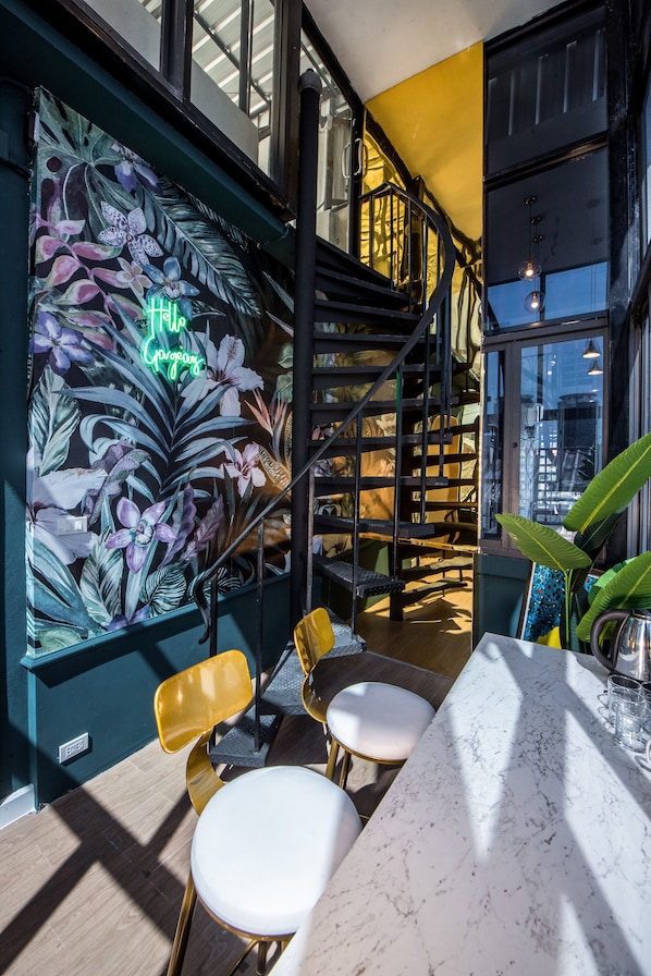 Familienstudio, Mehrere Betten, Terrasse, zum Garten hin | Essbereich im Zimmer