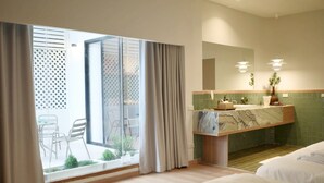 Suite – design, 2 soverom, terrasse | Bad | Separat badekar og dusj, toalettartikler (inkludert), hårføner og tøfler