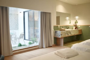 Design-Suite, 2 Schlafzimmer, Terrasse | Badezimmer | Badewanne und Dusche (separat), kostenlose Toilettenartikel