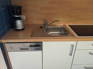 Kühlschrank, Mikrowelle, Ofen, Geschirrspüler