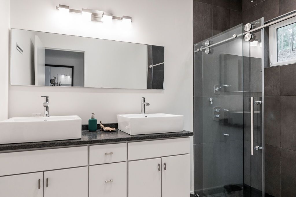 Een douche, een haardroger, handdoeken, zeep