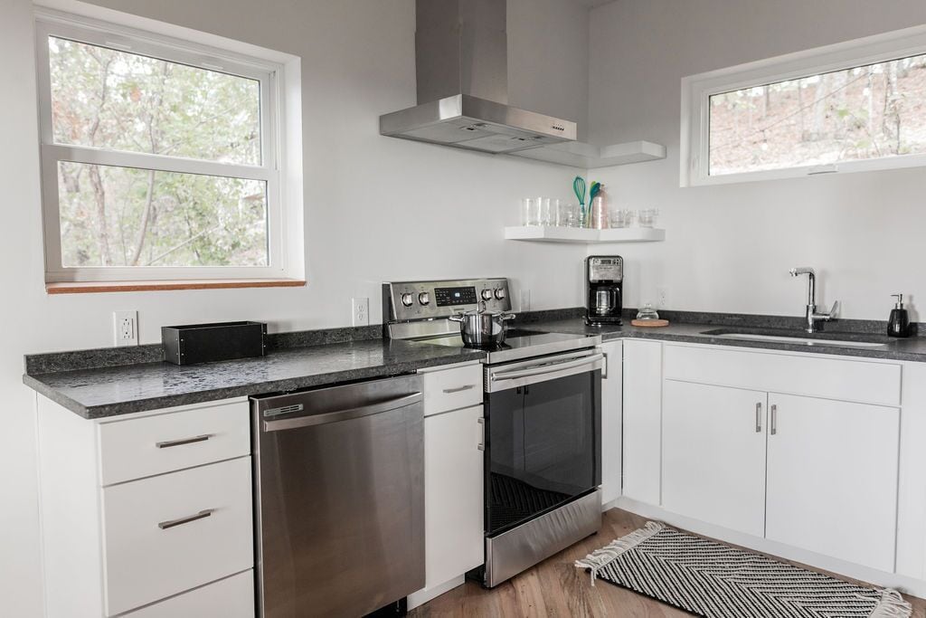 Jääkaappi, mikroaaltouuni, uuni, liesi