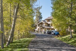 A two-story building with a driveway leading to a parking area. - Wildflower Condo 615-1 Bedroom Sun Valley Resort Amenities & Spectacular View (Sun Valley)