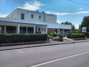 Front of property - Hotel Le Nouveau Monde (Breuillet)
