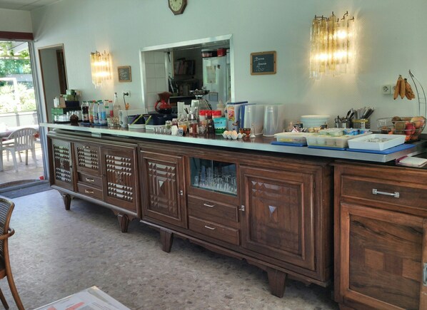 Petit déjeuner et dîner servis sur place