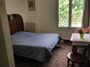Double Room | Individually decorated, individually furnished, iron/ironing board - Hotel Le Nouveau Monde (Breuillet)