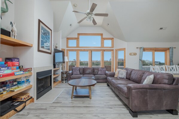 Televisión, videojuegos, reproductor de DVD y futbolito 