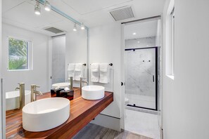 Coral Suite | Bathroom | Free toiletries, hair dryer, towels, soap - Ocean Treasure Beachside Suites (Lauderdale-by-the-Sea)