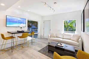 Suite – standard | Safe på rommet, strykejern/-brett, wi-fi (inkludert) og sengetøy