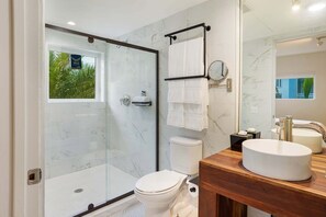Camera Tradizionale | Bagno | Set di cortesia gratuito, asciugacapelli, asciugamani, sapone