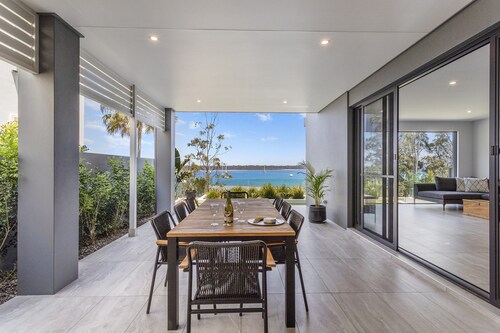 Maggie's Place Beachfront Retreat in Corlette
