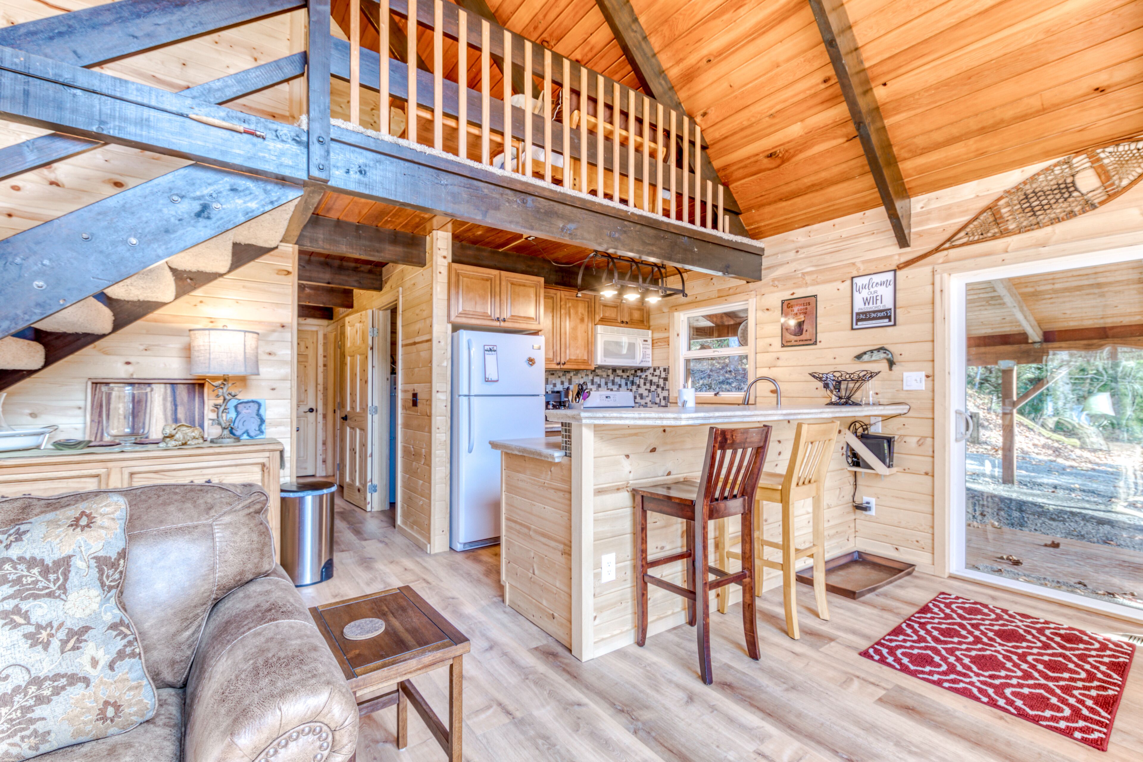 Beautiful, dog-friendly cabin with stunning mountain views, fireplace & W/D