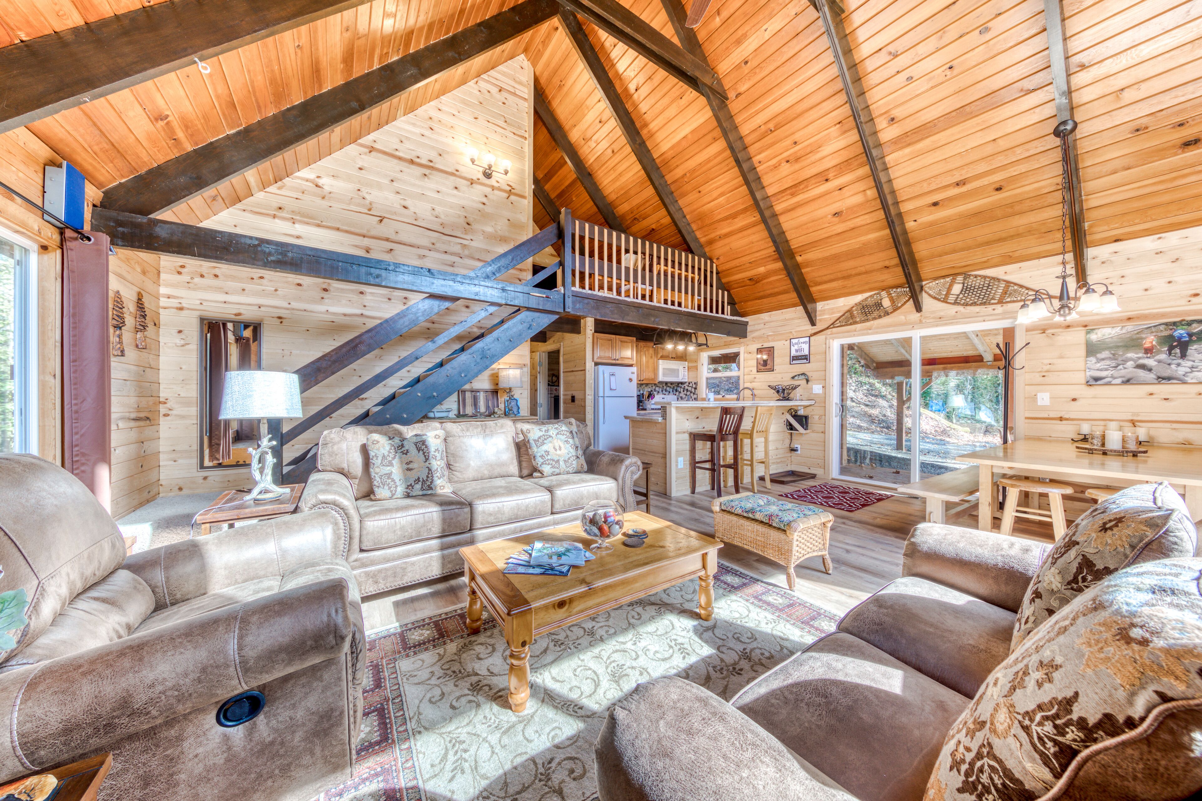 Beautiful, dog-friendly cabin with stunning mountain views, fireplace & W/D