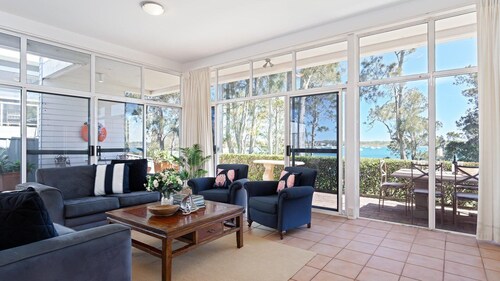 Corlette Waterfront, 2/44 Danalene Parade - Waterfront Luxury, WIFI, Aircon, Boat Parking