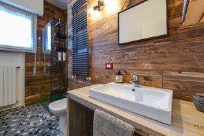 Quarto casal conforto (Rosy) | Banheiro | Chuveiro, chuveiro com efeito de chuva, produtos de toalete grátis 