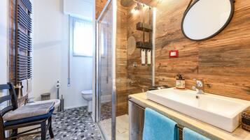 Exclusive-Studiosuite (Fede) | Badezimmer | Dusche, Regendusche, kostenlose Toilettenartikel, Haartrockner
