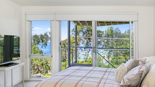 Sunhaven - 200m From The Beach, Multiple Living, Modern Styling