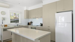 Microwave, oven, stovetop, dishwasher - Whitecaps - Envious location, beautiful styling and plenty of space for all (Lorne)