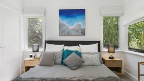 5 bedrooms, iron/ironing board, Internet, bed sheets
