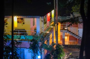 Fachada da propriedade à noite