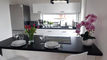 Refrigerador, microondas, horno, placa de cocina