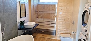 Een bad, een haardroger, een bidet, handdoeken