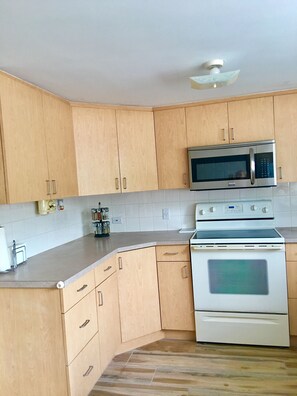 Microwave, dishwasher, coffee/tea maker, cookware/dishes/utensils