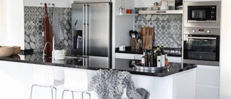 Jääkaappi, mikroaaltouuni, uuni, liesi