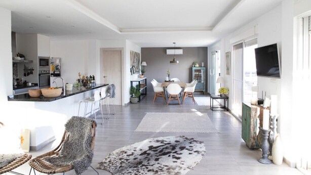 A spacious living area with a dining table, chairs, and a kitchen in the background. - Nordic spanish pool villa (Campello)