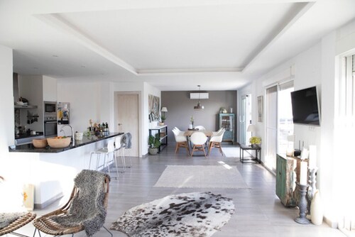 Nordische spanische Poolvilla