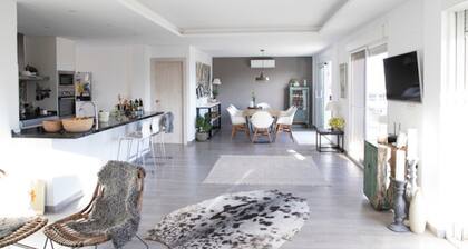 Nordische spanische Poolvilla