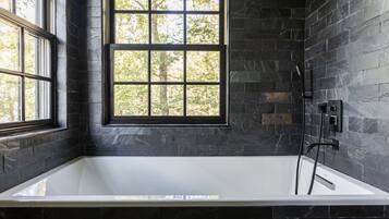 Kombinert dusj/badekar, hårføner, håndklær og såpe