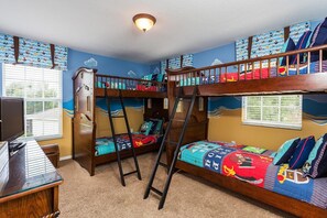 House | 7 bedrooms, desk, iron/ironing board, free WiFi