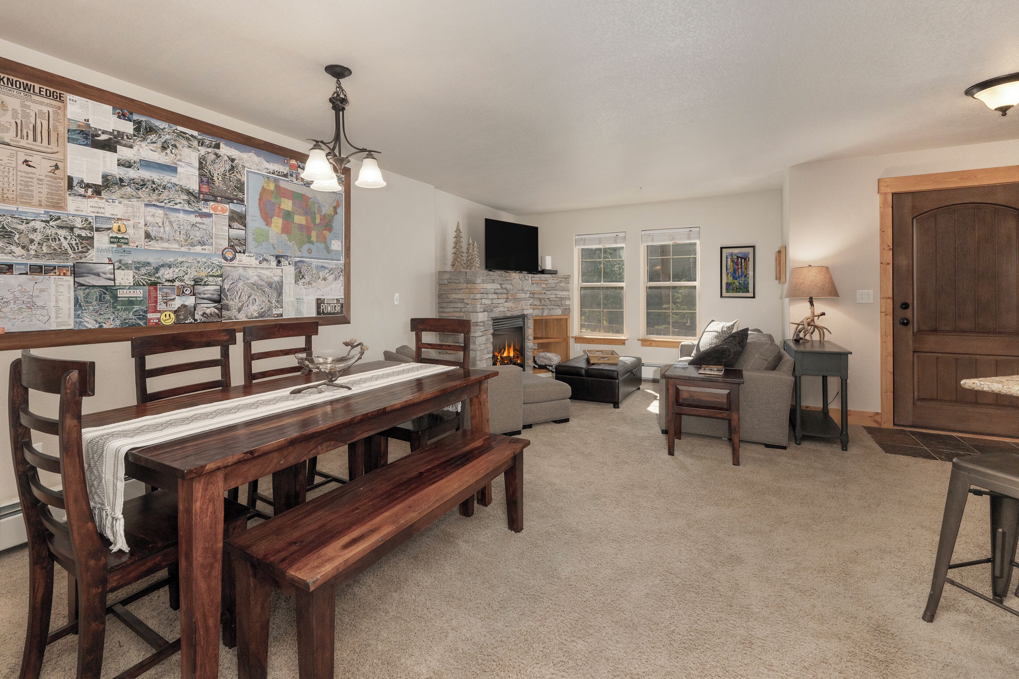 Smart-tv, eldstad, böcker och datorskärmar