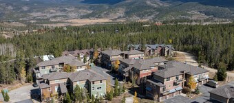 Cozy Pet & Family-Friendly Condo Near Winter Park•Heated Garage•Trails•Sleeps 6