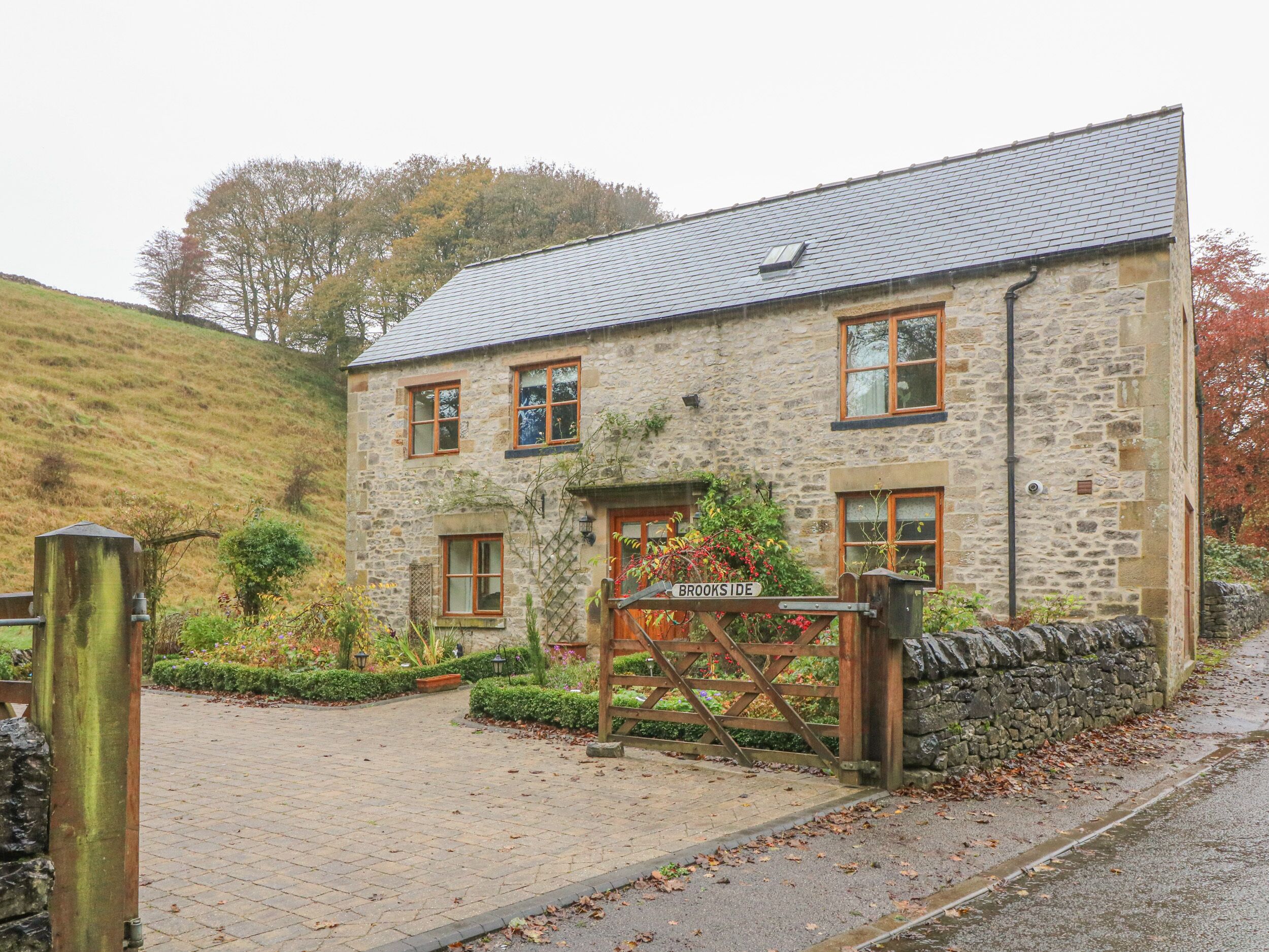BROOKSIDE COTTAGE, pet friendly, with a garden in Tideswell