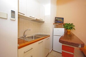 Refrigerador, microondas, placa de cocina, lavavajillas