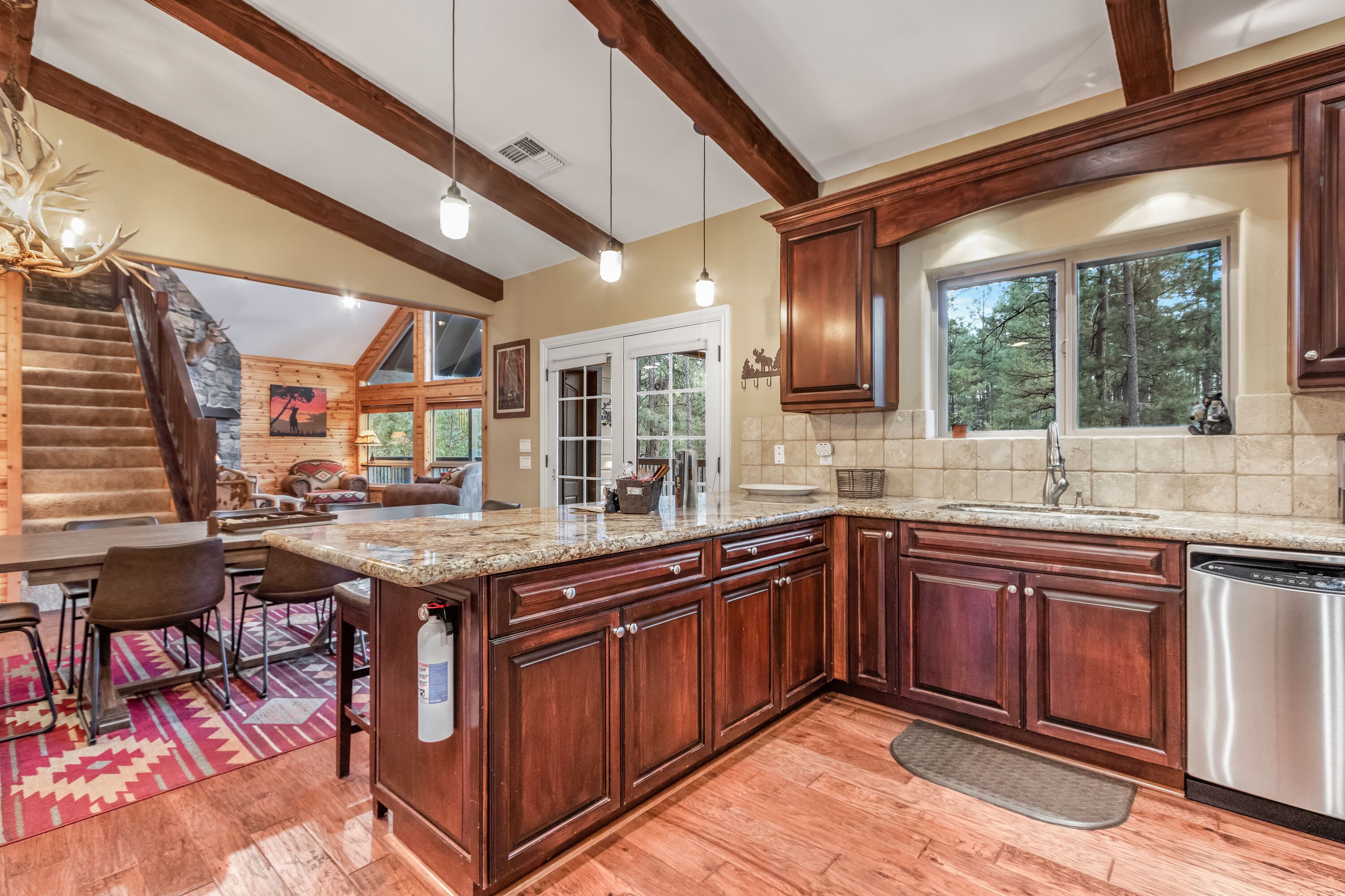 3 Level Dream Lodge * HOT TUB * Theater! Arcade, Pool Table, Ping Pong, Deck