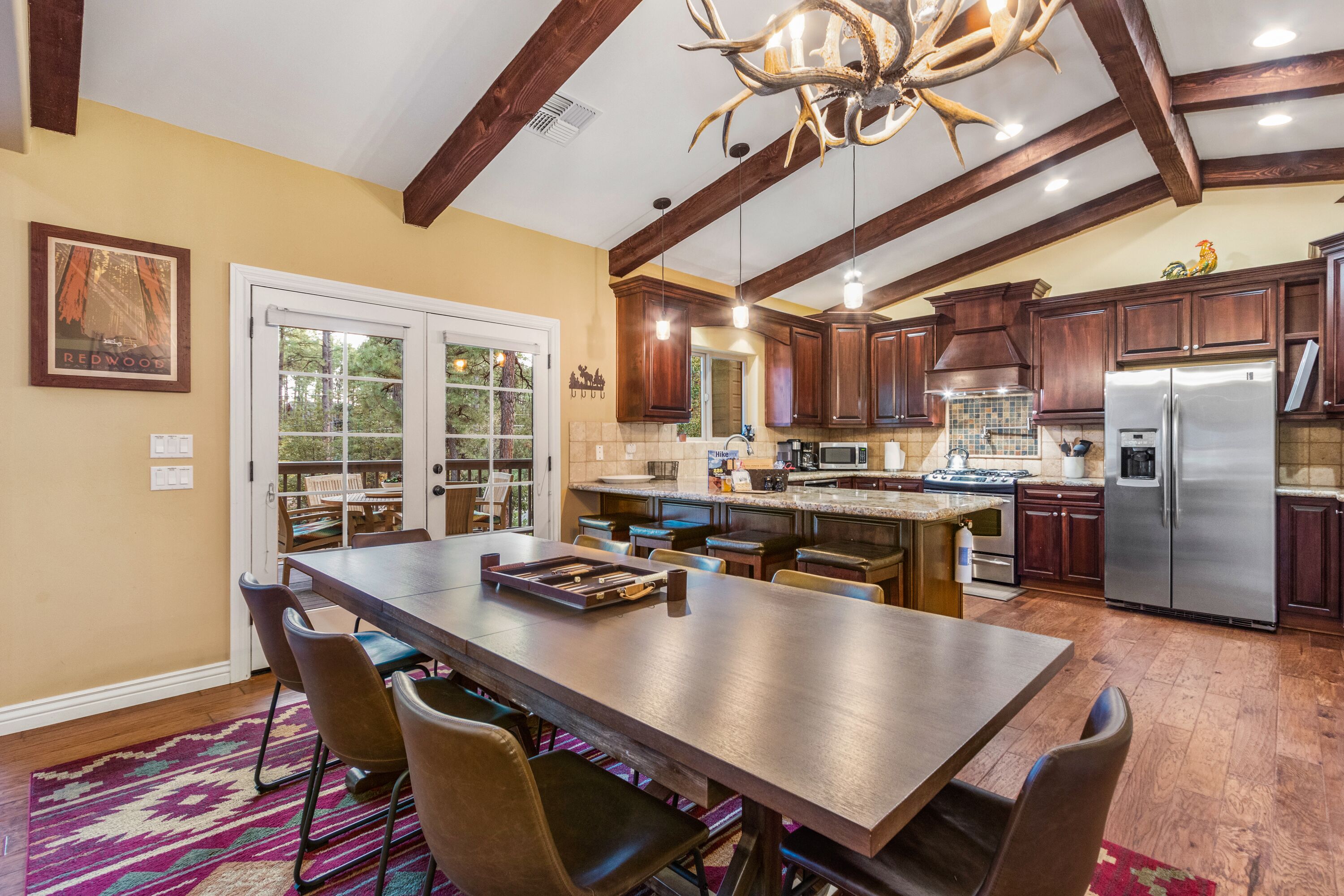 3 Level Dream Lodge * HOT TUB * Theater! Arcade, Pool Table, Ping Pong, Deck