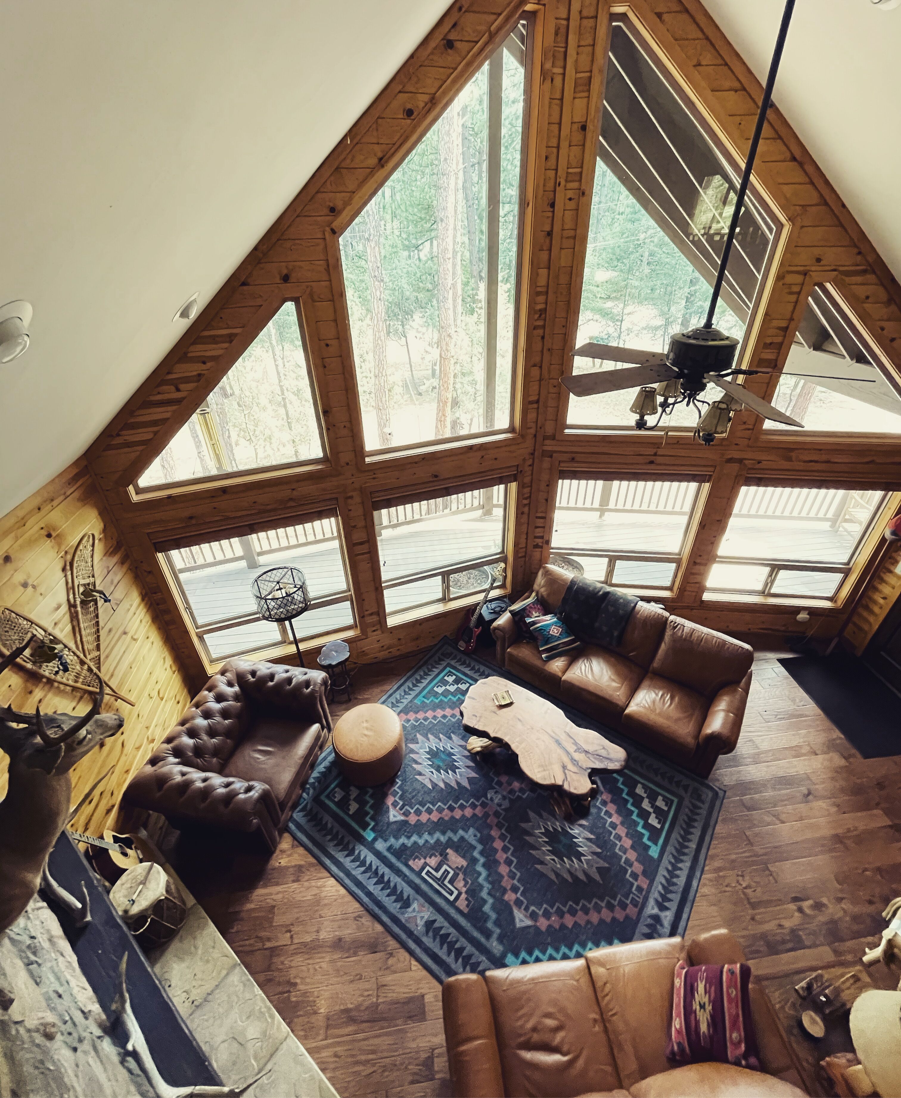 3 Level Dream Lodge * HOT TUB * Theater! Arcade, Pool Table, Ping Pong, Deck