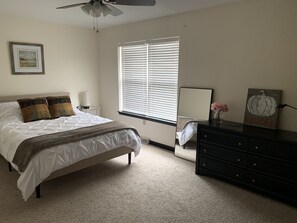 3 bedrooms, iron/ironing board, WiFi, bed sheets - Beautiful townhome in historic Brewers Hill (Milwaukee)