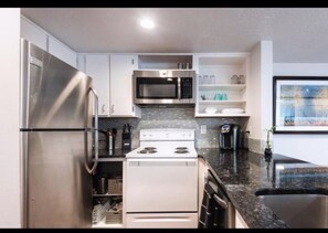 Full-sized fridge, microwave, oven, stovetop