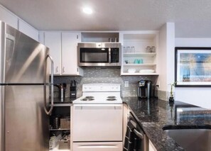 Grand réfrigérateur, micro-ondes, four, plaque de cuisson