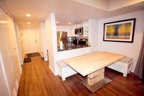 Full-sized fridge, microwave, oven, stovetop