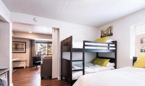 2 chambres, bureau, fer et planche à repasser, lit parapluie